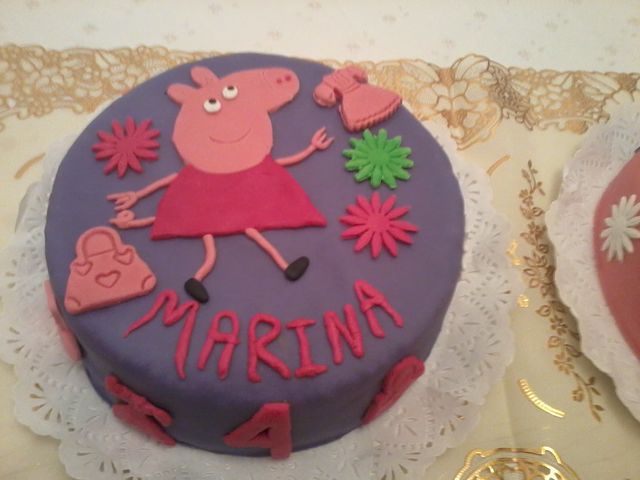 Torta rellena de manjar blanco con fondant.