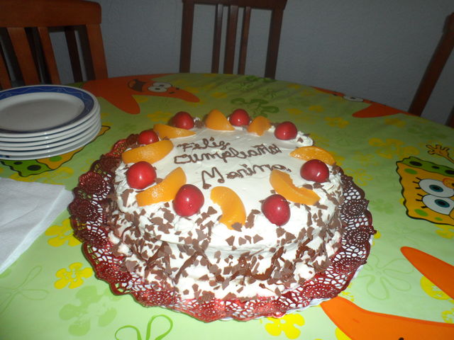 Torta tres leches con relleno de durazno bañado con chantillí y virutas de chocolate.