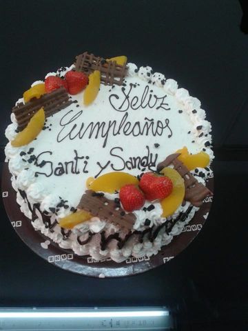 Torta de chantilly con frutas y chocolate