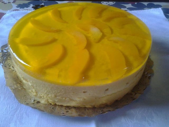 Torta helada de limón relleno de durazno