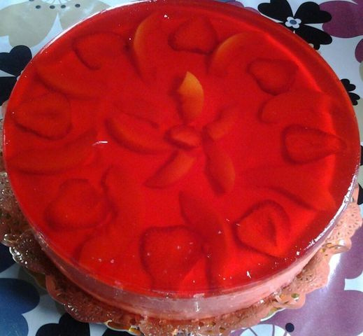 Torta helada de fresa con relleno de fresa y durazno