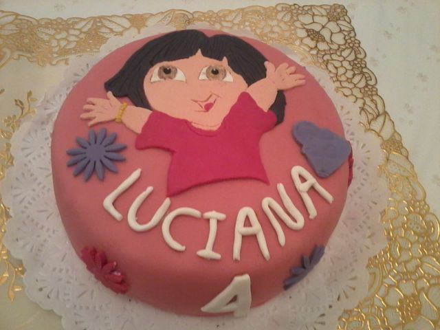 Torta de keke con relleno de manjar blanco y forrado con fondant.
